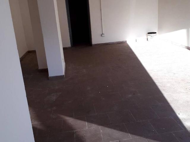 Locale Commerciale in affitto a Ponticelli, Santa Maria A Monte