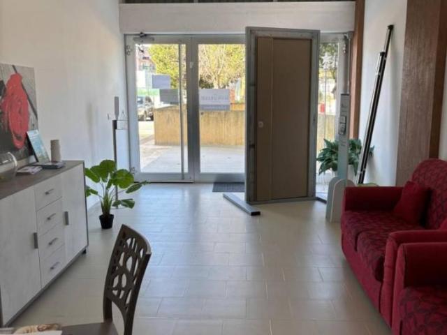 Locale Commerciale in affitto a Lama, Puglia