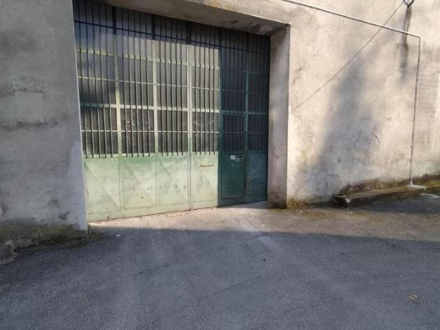 Locale Commerciale in affitto a Ponte, Triuggio