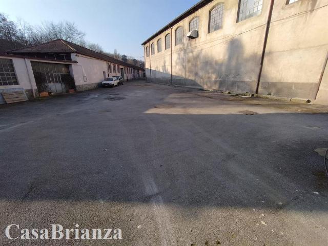 Locale Commerciale in affitto a Ponte, Triuggio