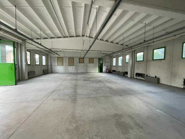Locale Commerciale in affitto a Bizzozero, Varese