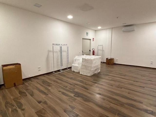 Locale Commerciale in vendita a Santa Maria, Campi Bisenzio