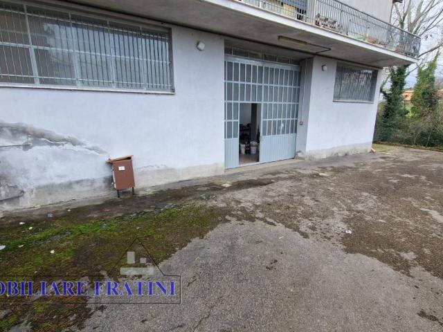 Locale Commerciale in vendita a Campli, Abruzzo