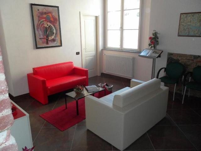 Locale Commerciale in vendita a Cascina