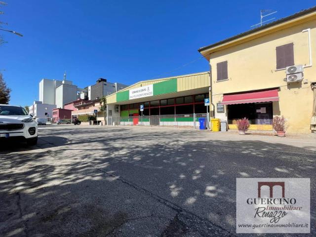 Locale Commerciale in vendita a Unione Alto Ferrarese, Cento