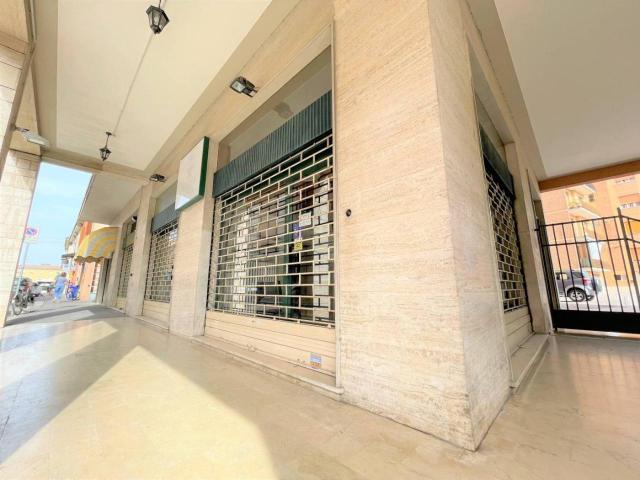 Locale Commerciale in vendita a Unione Alto Ferrarese, Cento
