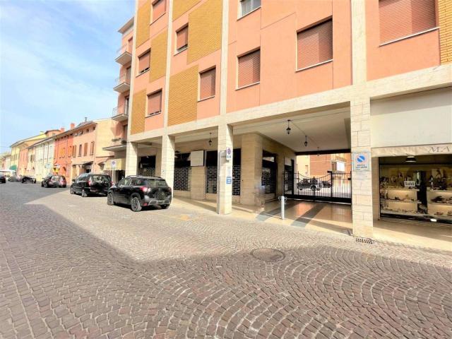 Locale Commerciale in vendita a Unione Alto Ferrarese, Cento