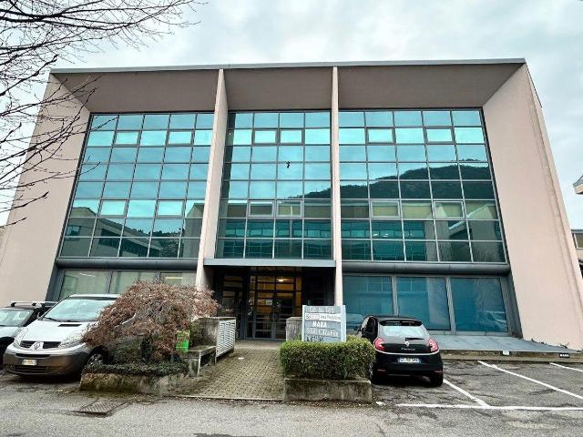 Locale Commerciale in vendita a Piazza Santo Stefano, Cernobbio