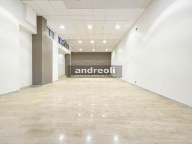 Locale Commerciale in vendita a Marche, Ancona
