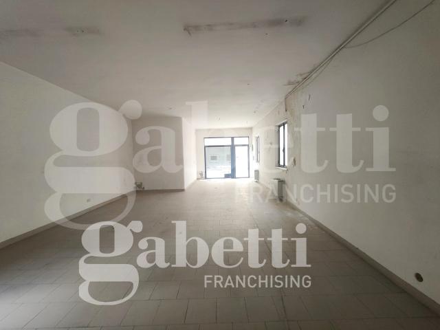 Locale Commerciale in vendita a Marche, Macerata