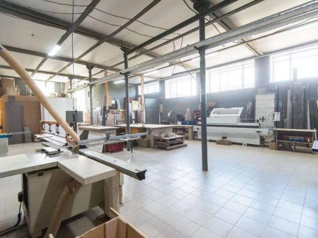 Locale Commerciale in vendita a Gironico Al Piano, Lombardia