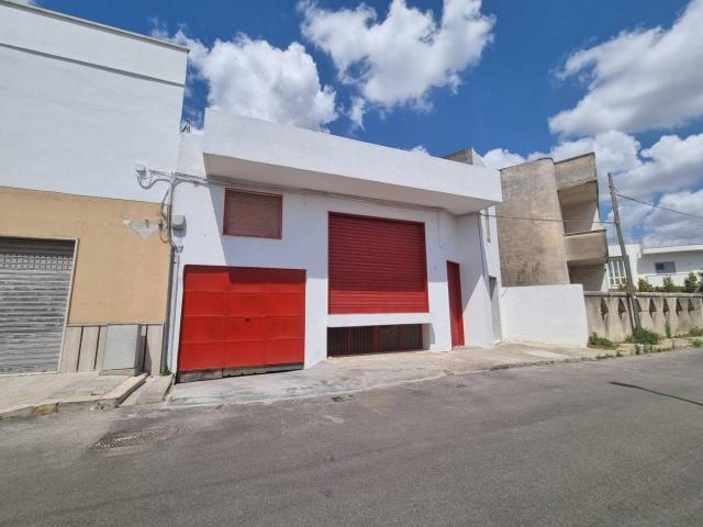Locale Commerciale in vendita a Copertino, Lecce