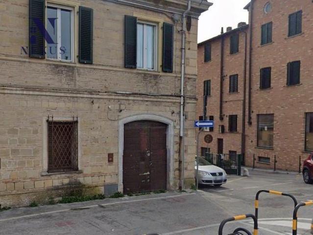 Locale Commerciale in vendita a Centro storico, Marche