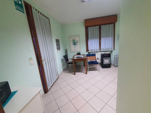 Locale Commerciale in vendita a Unione di Comuni della Romagna Forlivese, Quattro