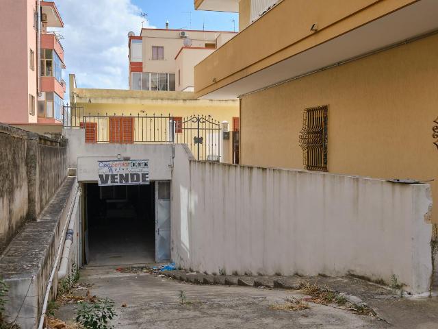 Locale Commerciale in vendita a Puglia, Lecce