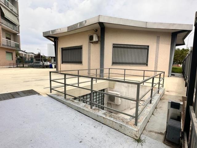Locale Commerciale in vendita a Lainate, Lombardia