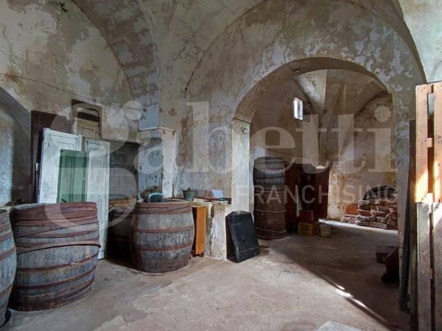 Locale Commerciale in vendita a Puglia, Lecce