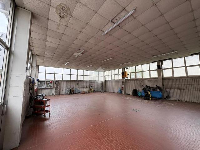 Locale Commerciale in vendita a Regina Pacis, Monza