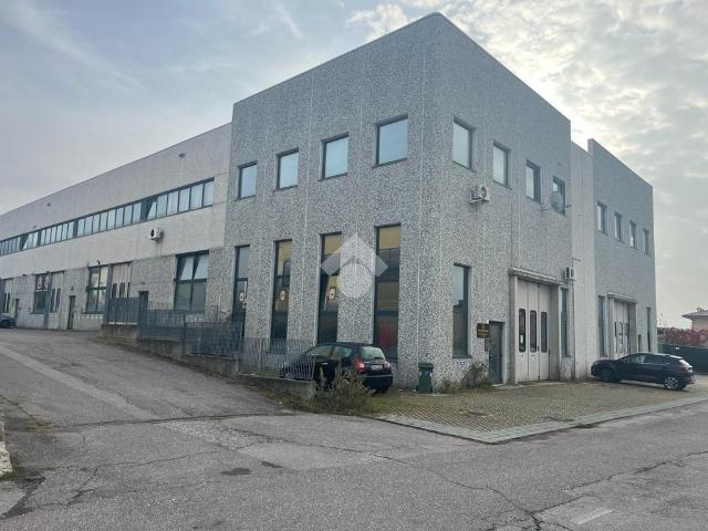 Locale Commerciale in vendita a Negrar, Veneto