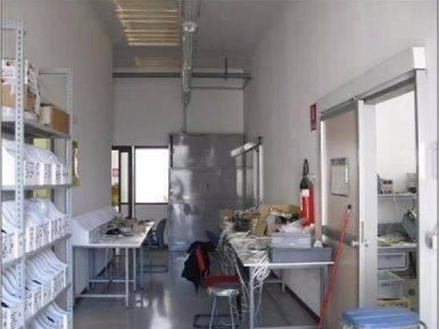 Locale Commerciale in vendita a Pessano Con Bornago, Lombardia