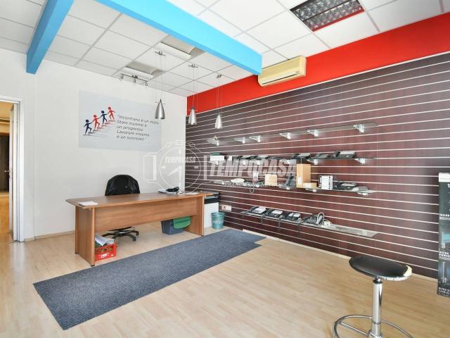 Locale Commerciale in vendita a Centro, Marche