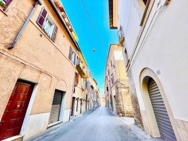 Locale Commerciale in vendita a Piazza Tevere, Rieti