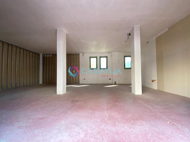 Locale Commerciale in vendita a Ragnola, Marche