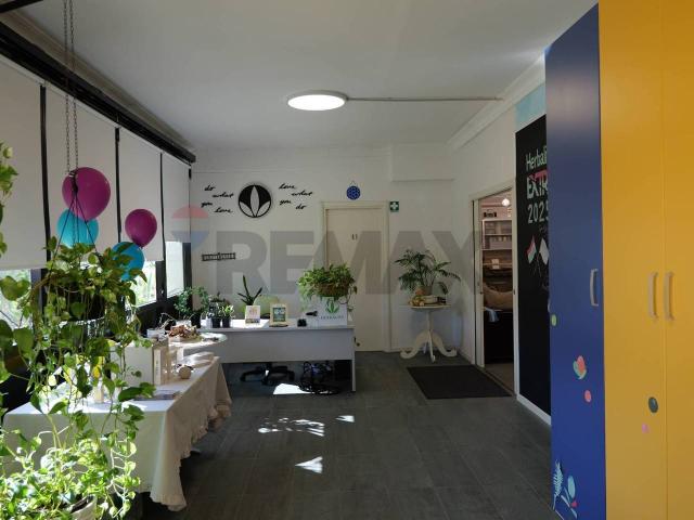 Locale Commerciale in vendita a Serravalle