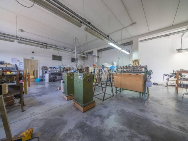 Locale Commerciale in vendita a Ponte Squadroni, Sant'Elpidio a Mare