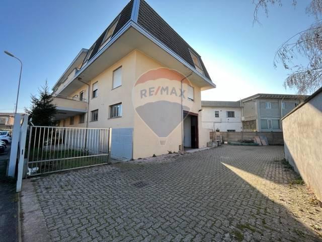 Locale Commerciale in vendita a Solaro, Lombardia