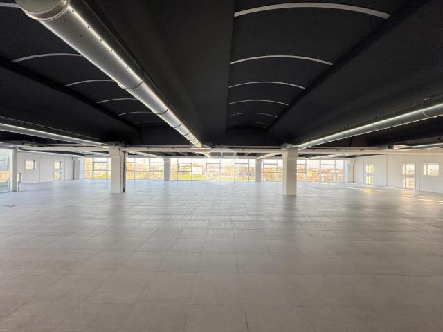 Locale Commerciale in vendita a Torbole Casaglia, Lombardia