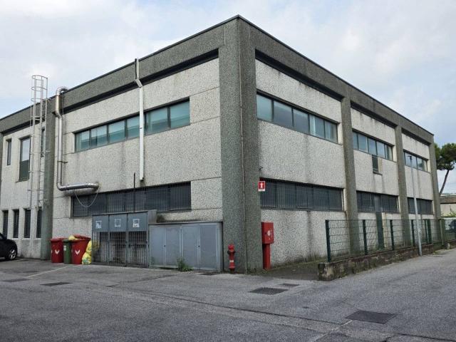 Locale Commerciale in vendita a Trissino, Veneto