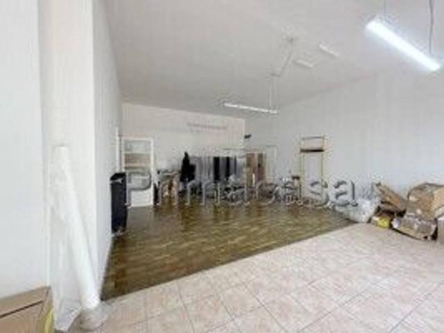 Locale Commerciale in vendita a Sud-Ovest, Brenzone