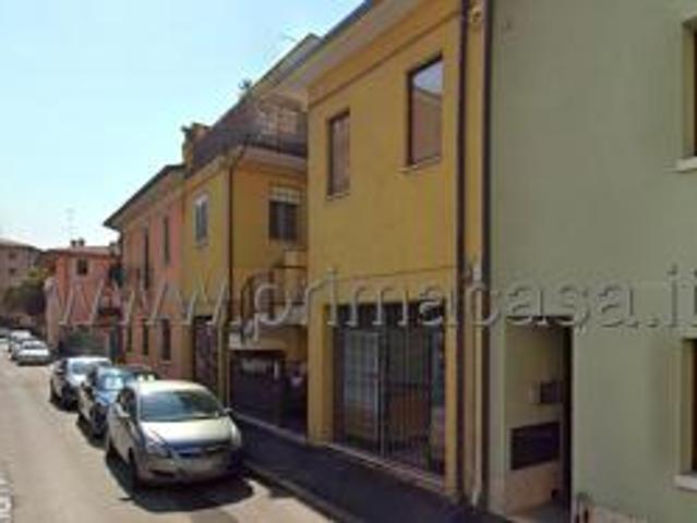 Locale Commerciale in vendita a Sud, Brenzone