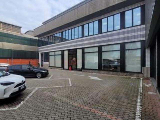 Locale Commerciale in affitto a Quartiere Giorgella, Corsico