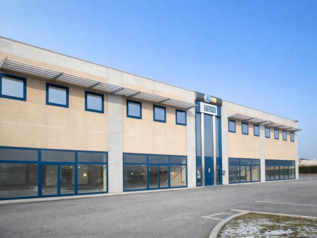 Locale Commerciale in vendita a Tribano, Padova