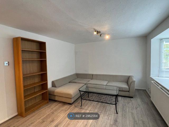 Apartment for rent in Colney Hatch, Greater London