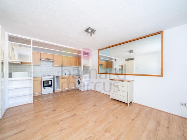 Studio for rent in Colney Hatch, Greater London