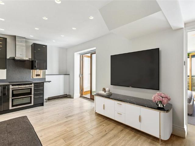 Apartment for rent in North Kensington, Greater London