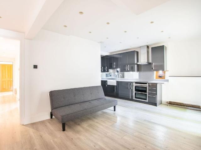 Apartment for rent in North Kensington, Greater London