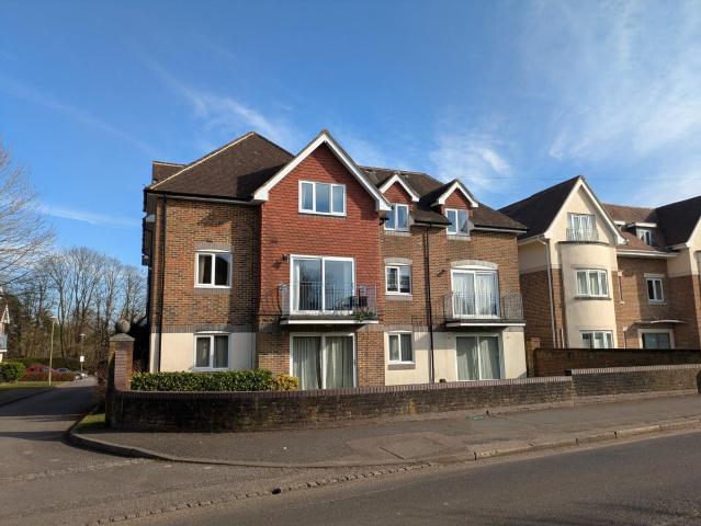 Apartment for rent in Redhill, Reigate and Banstead
