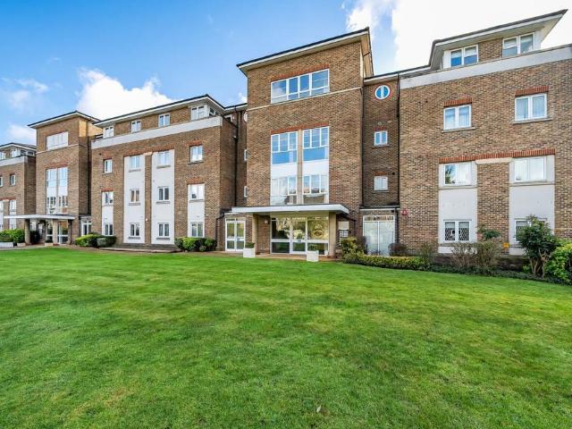 Apartment for rent in Little Stanmore, Greater London