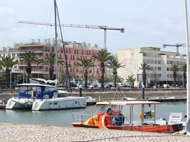 Garagem alugar em Lagos, Faro