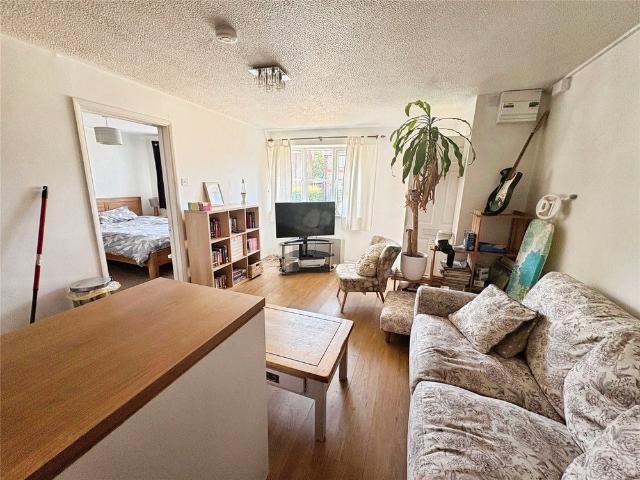 House for rent in Heol-las, Surrey
