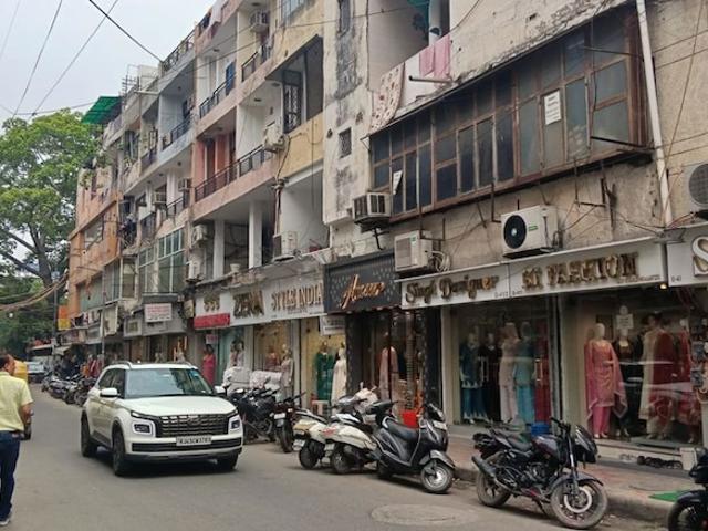 Commercial for rent in Deri