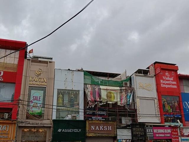 Commercial for rent in Deri