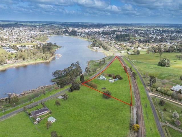 Cottage for sale in Hamilton, Victoria