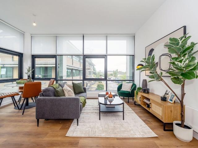 Apartment for rent in Knowle Green, Spelthorne
