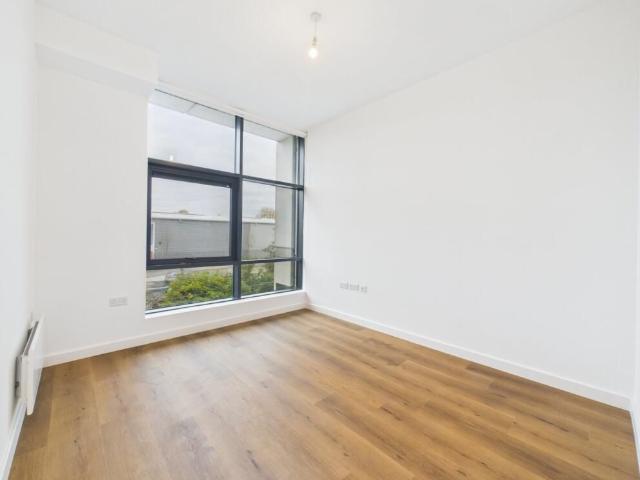 Apartment for rent in Row Town, Surrey