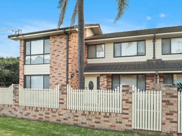 Townhouse for rent in Wollongong West, New South Wales